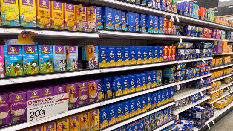 Supermarket aisle of boxed mac 'n cheese