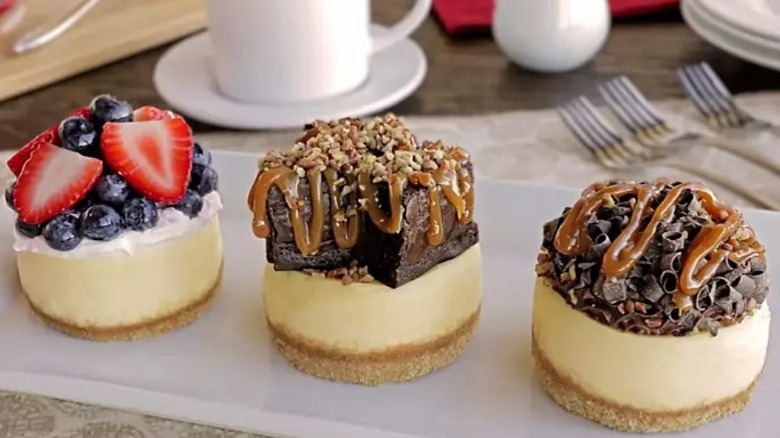 mini cheesecakes with toppings