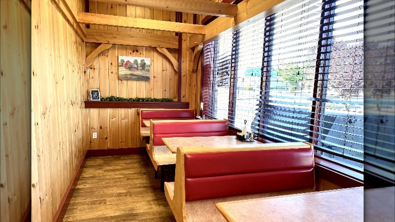 booths at Mullica Hill Amish Restaurant