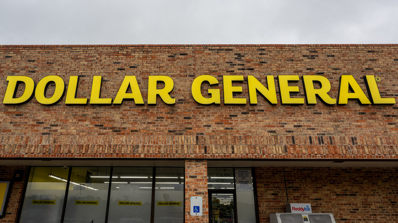 Dollar General exterior