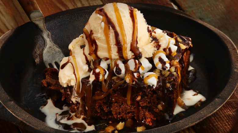 Mississippi brownie with nuts and ice cream