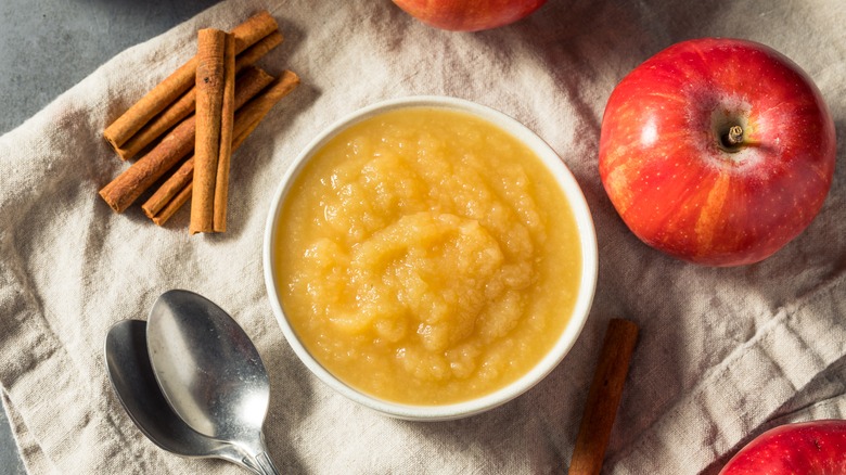 bowl of applesauce with apples