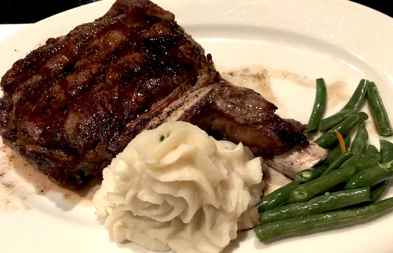 Best Steakhouse: Hy's Steak House (Honolulu)