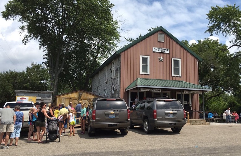 Best Restaurant in the Middle of Nowhere: Moonshine Store (Martinsville)