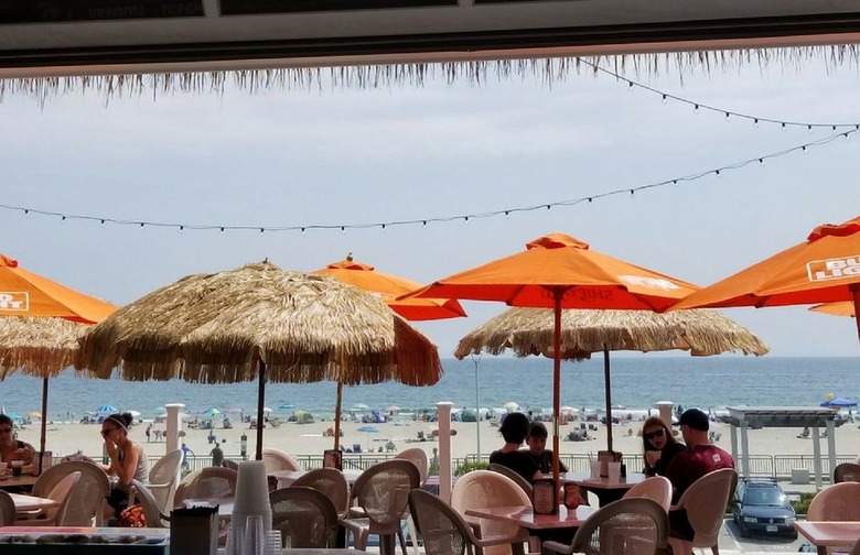 Best Beach Bar: Bernie's Beach Bar (Hampton Beach)