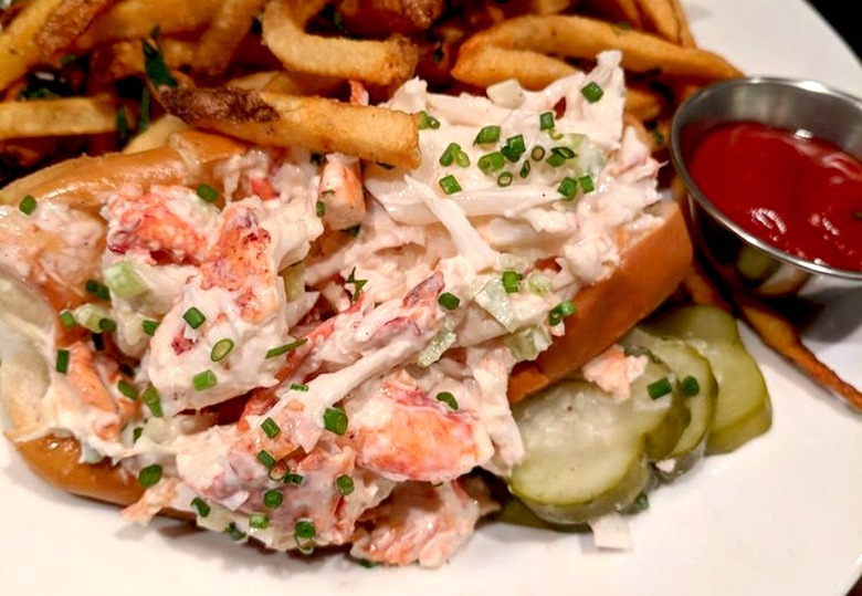 Best Lobster Roll: Oyster House (Philadelphia)