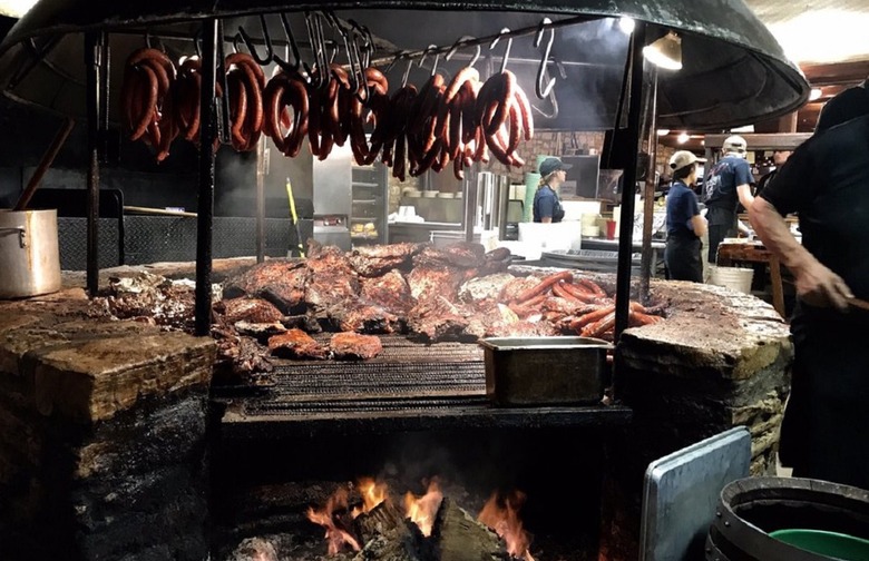 Best Airport Restaurant: Salt Lick BBQ (Austin-Bergstorm International Airport, Dallas/Fort Worth International Airport)