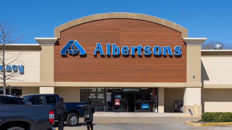 Albertsons grocery store exterior