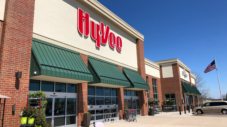 Hy-Vee grocery store exterior