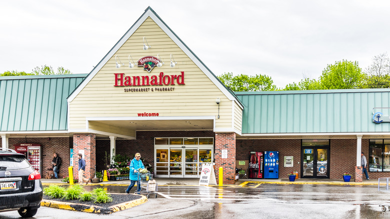 Hannaford grocery store exterior