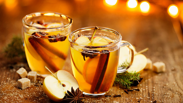 hot cider with cinnamon cloves