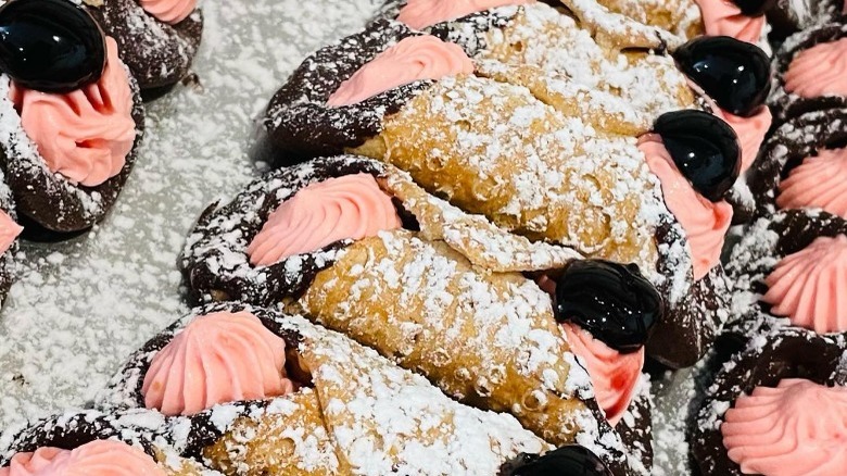 Cannoli dusted with powdered sugar