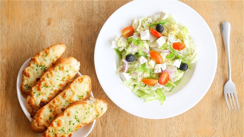 Salad with garlic bread