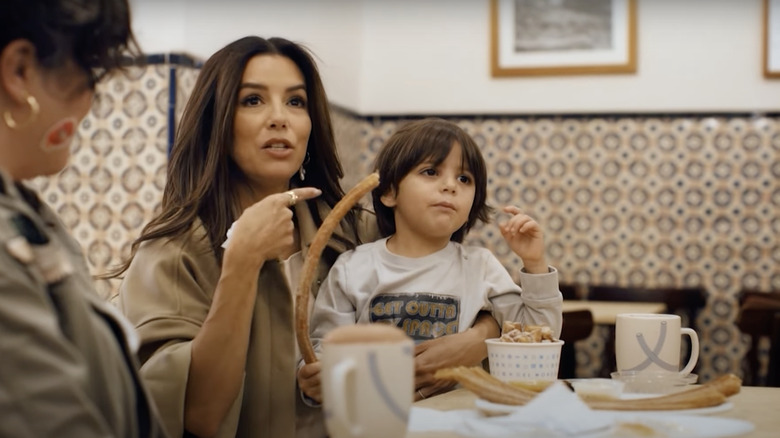 eva longoria pointing at child