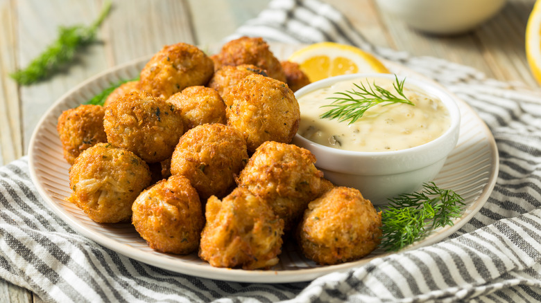 crab cakes with tartar sauce