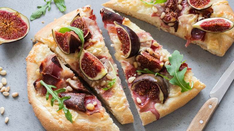 flatbread with fig and prosciutto