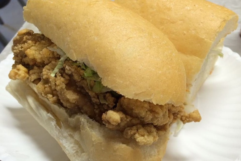 Louisiana: Oyster Po'Boy, Domilise's Restaurant (New Orleans) 