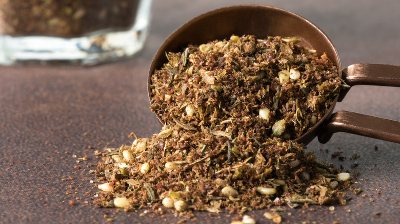 za'atar mix on a spoon