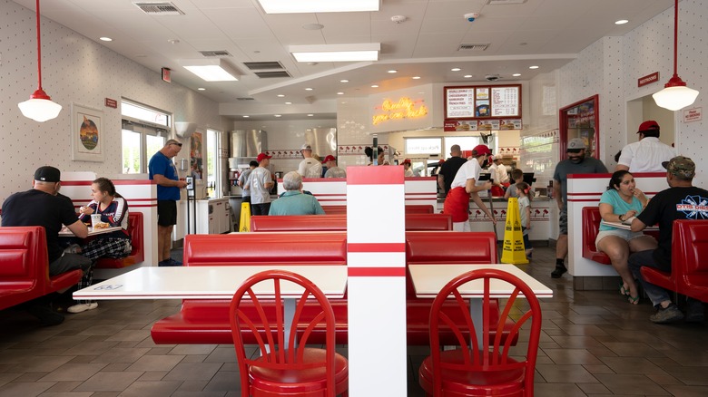 In-N-Out dining room