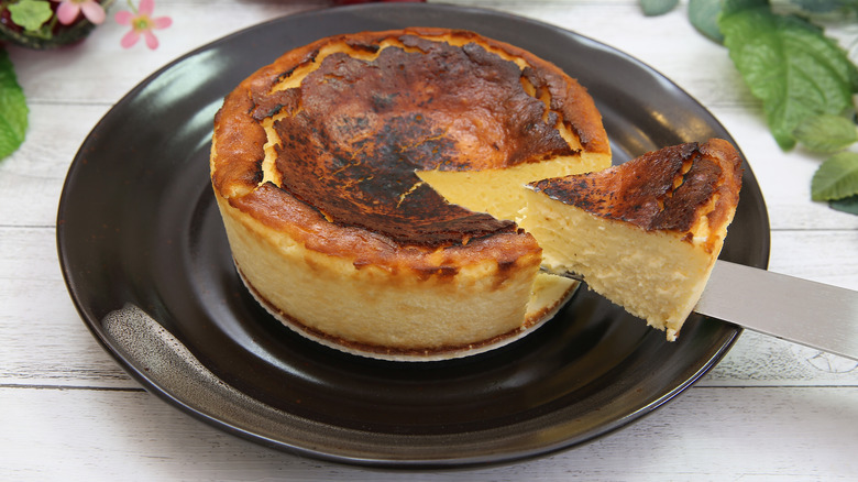 Basque cheesecake in a plate