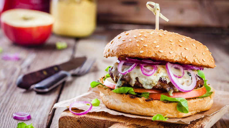 Gourmet cheeseburger with apple slices