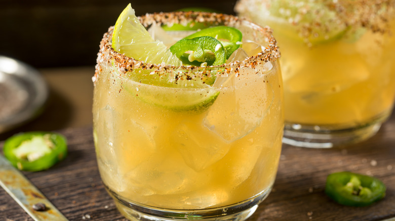 jalapeno margarita with jalapeno and lime slices