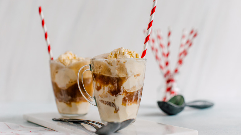 Two root beer floats with straws 