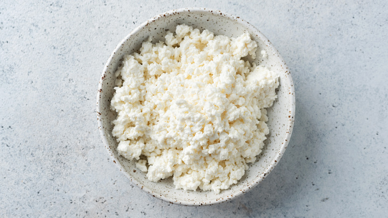 Cottage cheese in a spackled bowl