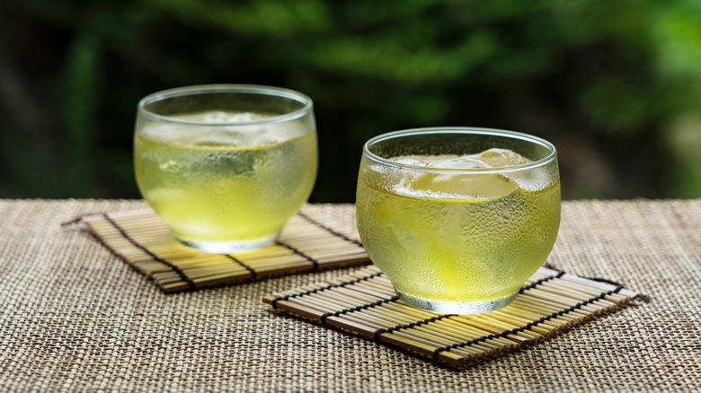 Japanese brewed ice tea in cups