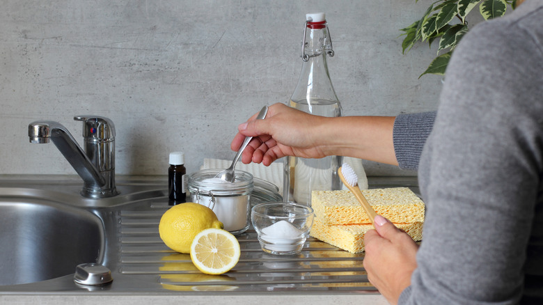 cleaning with baking soda and white vinegar