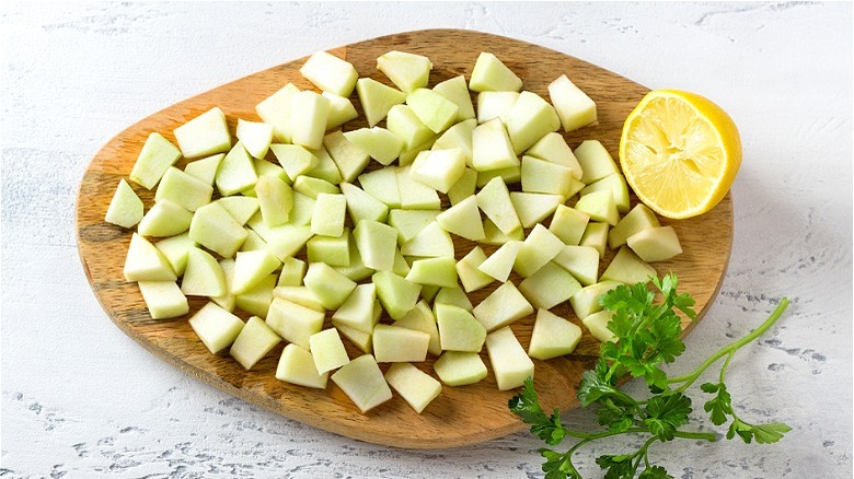 Apple chunks with half lemon 