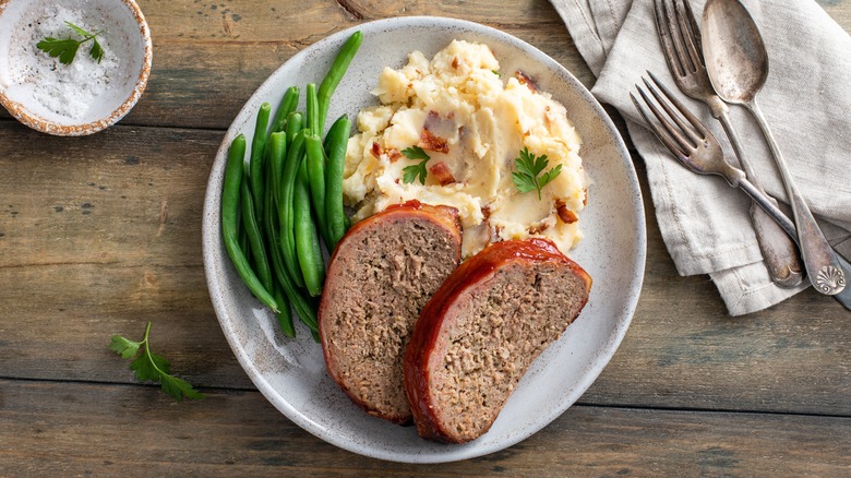 meatloaf with green beans and mashed potatoes