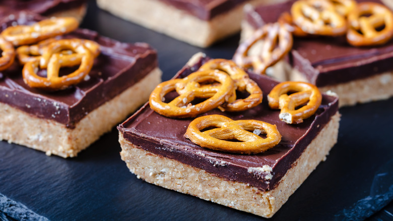 Sliced cookie bars with ganache and pretzels