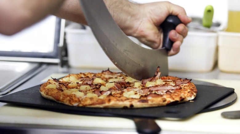 Pizza rocker cutting pizza