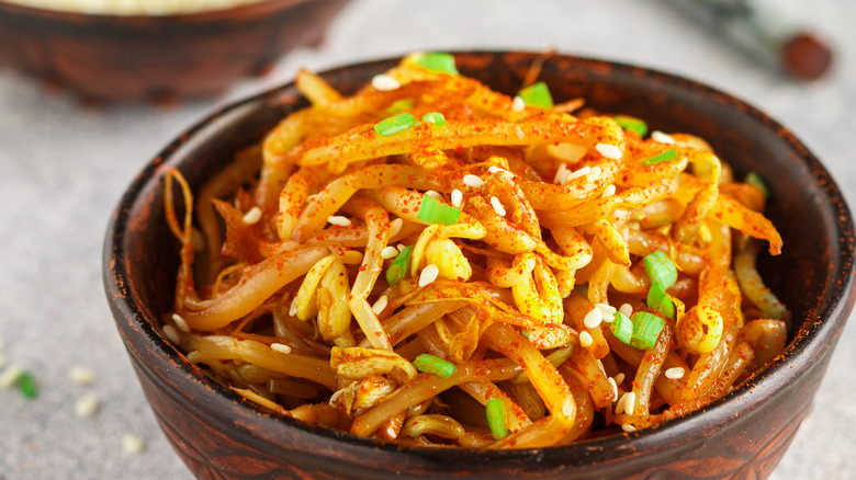 Spicy beansprout salad with sesame