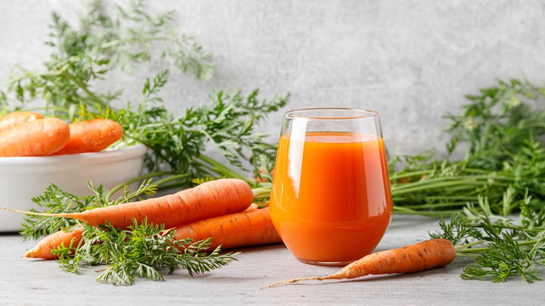 carrot juice with fresh carrots