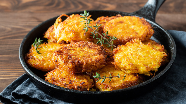 Cast iron skillet of latkes