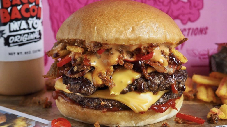 Almost Famous cheeseburger