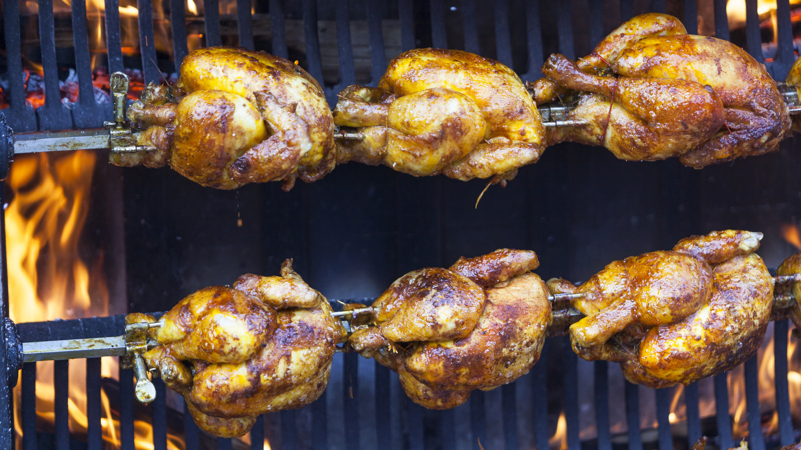 https://www.thedailymeal.com/img/gallery/the-broth-trick-to-reheat-rotisserie-chicken-without-drying-it-out/l-intro-1677801491.jpg