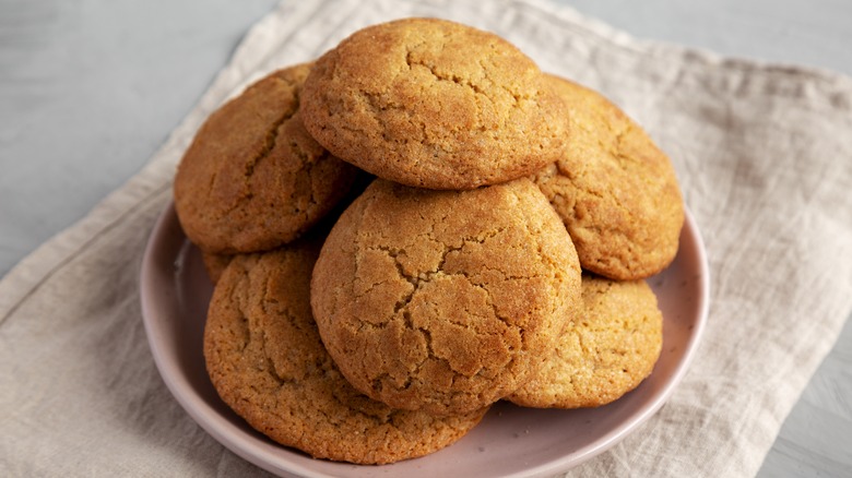 snickerdoodles on a plate