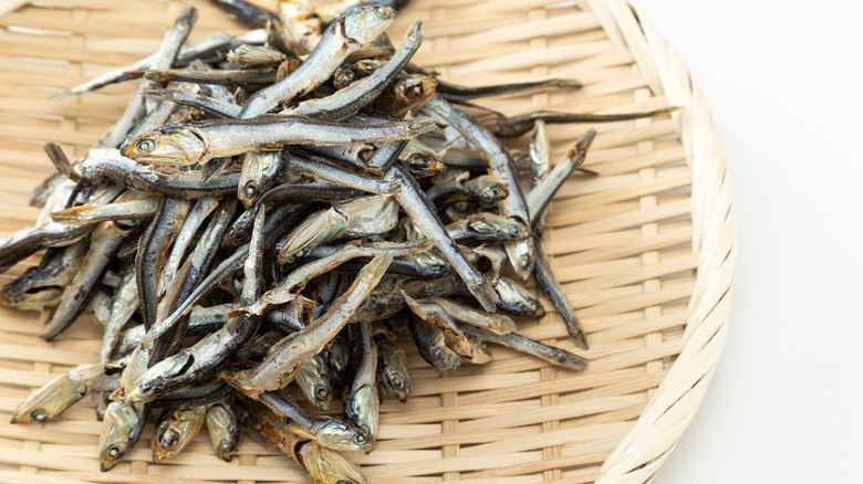 Dehydrated sardines on wicker plate