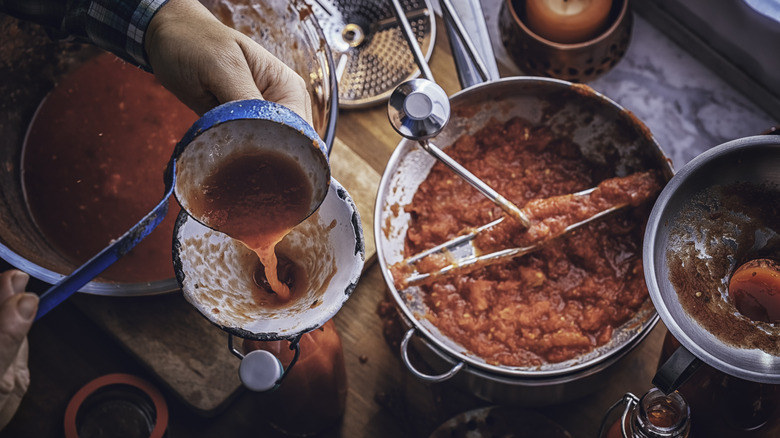 Making tomato sauce