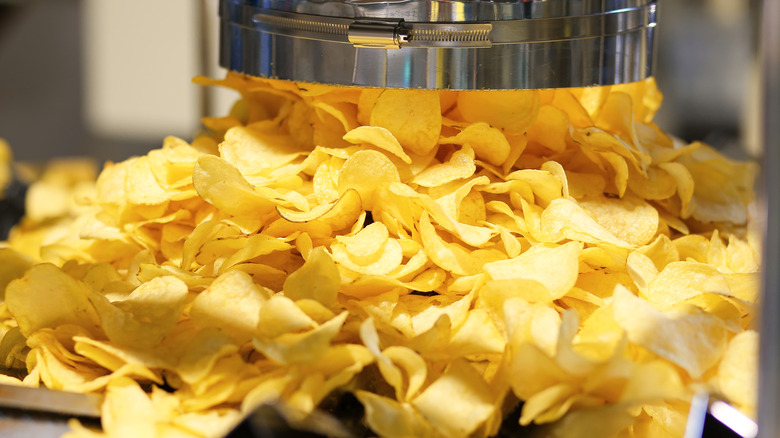 potato chips being manufactured 