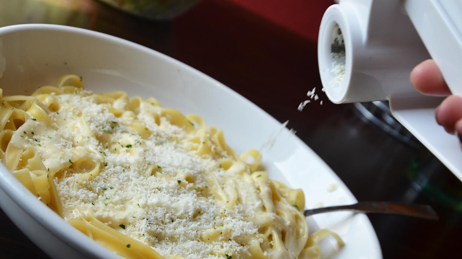 https://www.thedailymeal.com/img/gallery/the-cheese-olive-garden-grates-on-pasta-may-not-be-true-parmesan/l-intro-1690310920.jpg