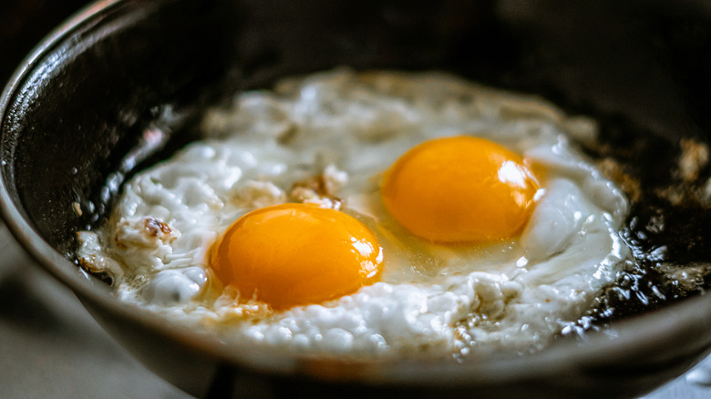 Frying eggs in pan