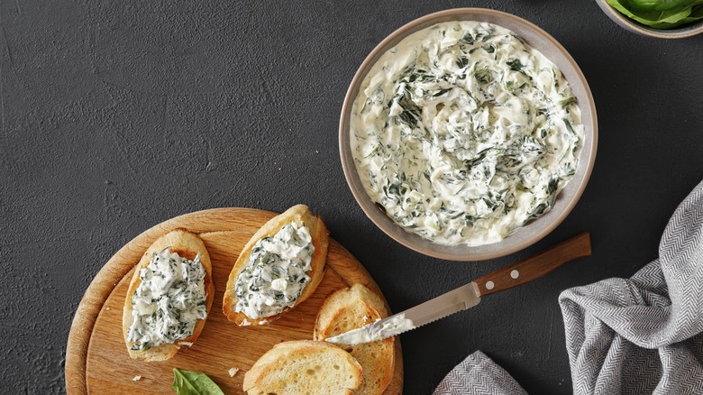 Spinach dip and bread slices