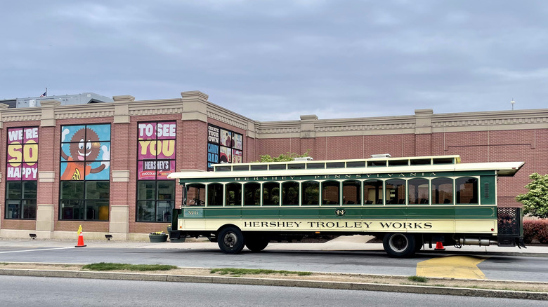 Trolly waiting outside of Hershey's Chocolate World