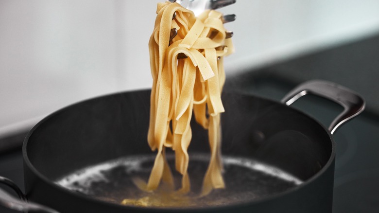 Removing tagliatelle from pot