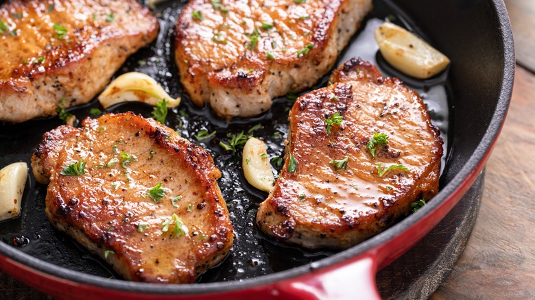 Pork chops with garlic