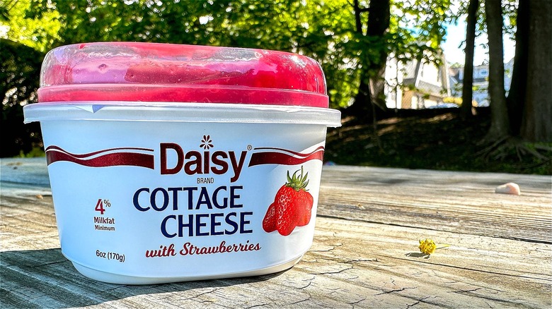 Daisy cottage cheese with strawberries